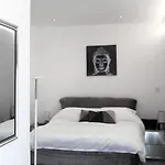 Beautiful 1-Bed Studio In Uxbridge London