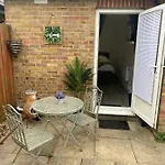Beautiful 1-Bed Studio In Uxbridge London
