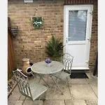 Beautiful 1-Bed Studio In Uxbridge London